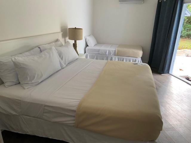 The Sunset Cove And Rainbow Room Alice Town  Extérieur photo