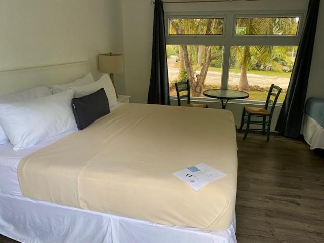 The Sunset Cove And Rainbow Room Alice Town  Extérieur photo