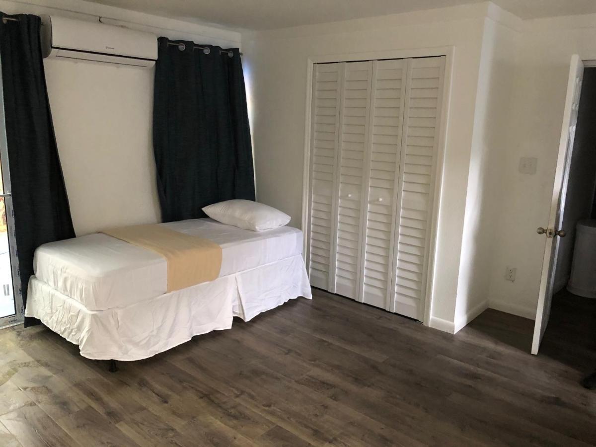 The Sunset Cove And Rainbow Room Alice Town  Extérieur photo